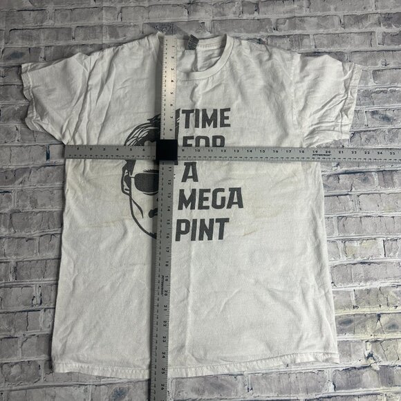 EUC Gildan Johnny Depp " Time for a Mega Pint" White T-Shirt Grey Font Size M - Picture 9 of 11